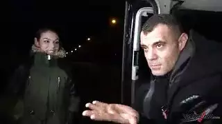 غريب ينيك فتاة تائهة بقوة في السيارة بعد حلول الظلام