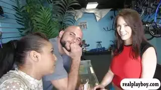 نمرة خائنة تمارس الجنس الفموي العميق وتركب على الأريكة، فيلم إباحي صريح
