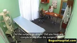 طبيب نياك يستمتع بكس الفتاة في عيادته و يذيقها طعم الزب