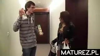 تذهب المرأة إلى الفندق لممارسة الجنس مع عشيقها