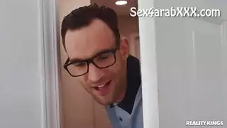 الأخت غير الشقيقة تثير الأخ المهووس بسروالها الداخلي المبلل قبل الشرج