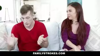أب يشهد جلسة تلقيح وجه ابنته