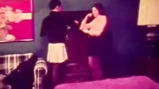 شابان يرتديان الجوارب يأخذانها في المؤخرة