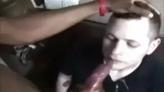 قضيب أسود مهيمن يكسر مجند البحرية في مشهد إكس إكس إكس
