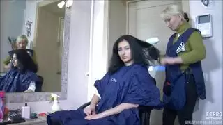 إغواء سحاقي في صالون: مقصات وشعر يتشابك بين سيدتين