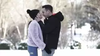زوجان مثاران يدعوان رجالًا لممارسة مثلثة صريحة
