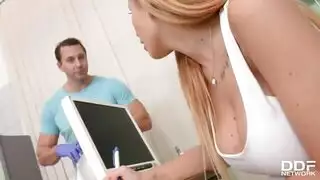 عاهرات المكتب كبيرات الصدر تستفز زميلًا حتى يصبح قضيبه منتصبًا ونابضًا