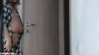 تدليك شهواني يتحول إلى جنس صريح في الفندق