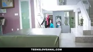 فتاة محجبة جميلة تأخذ إيلاج شرج قاسي