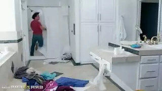 أنين زوجة الأب الجامح يدفعه للاستمناء بقوة