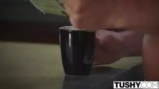 العاهرة تمتلئ مؤخرتها بقضيب كبير