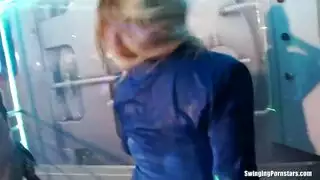 فتيات قذرات يتصرفن كعاهرات في جنس جماعي