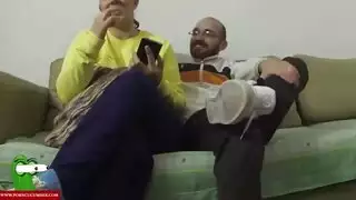 تخون زوجها وهو في العمل مع عشيقها و تتناك على الأريكة
