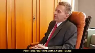 تلميذة وقحة في تنورة قصيرة تمارس الجنس بشدة مع المدير