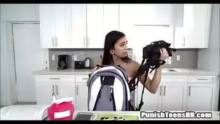 قضيب عملاق يقذف السائل المنوي على مؤخرة كبيرة وعصيرية
