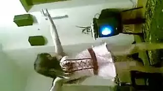 شاب يدخل على أخته النائمه ويسخنها