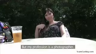 سيسي تحصل على قذف على الوجه بعد تدليك أثدائها المزيفة