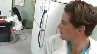 من السماعة الطبية إلى الجنس: الممرضة الساخنة تخدم قضيب طبيبها
