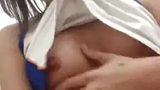 حركة إباحية قوية: سحب شعرها أثناء إطلاق نافورة مني