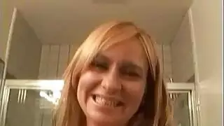 حركة شرجية منفردة: سمراء بقضيب شرجي تصل للنشوة