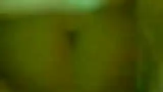 مراهق سمين يدلك قضيبه حتى قذف فوضوي على البطن