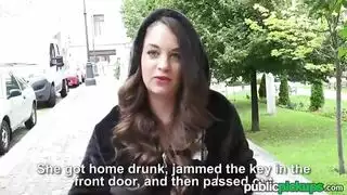 زوجة غير مخلصة تختنق بقضيب الجار الكبير