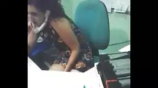 سمراء رشيقة تمص وتركب قضيبًا ضخمًا