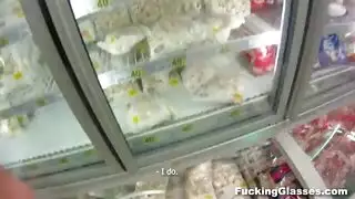  الشقراء الحمراء في سن المراهقة تحصل على قذف الوجه من نائب الرئيس وهي ترتدي نظارتها