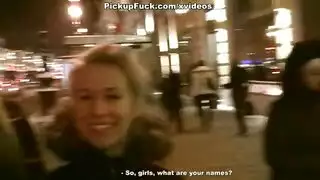 الأخت الشقراء الشهوانية تأخذ قضيب الأخ بعمق