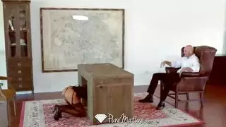 فتاة مغربية تأخذ قضيبًا صلبًا في حلقها