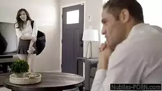 الرجل الأكبر سناً يأخذ قضيب الطالب الشاب في مؤخرته