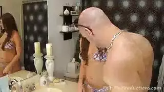 امرأة ذات مؤخرة كبيرة في فعل إباحي عنيف
