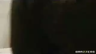 من التدليك إلى الجنس الخشن: مورو كبيرة الثدي تُملأ