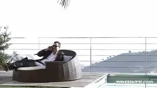 تمتلئ فمها وفرجها كعقاب على سوء السلوك
