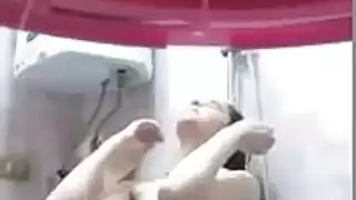 بنات بتستحمه في سن ١٢سنه