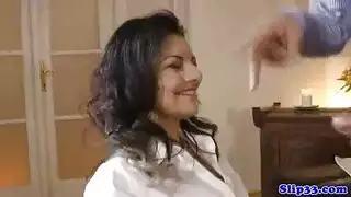 المستأجرة تفتح ساقيها لتغطية الإيجار