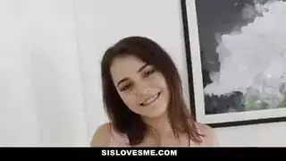 سمراء مراهقة تظهر حركات لسان مكثفة في فيلم إباحي صريح