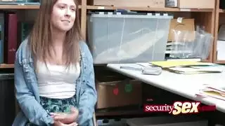 المراهقة مسطحة الصدر تصرخ من ضخ إباحي عميق