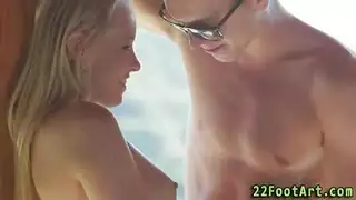 ثقب فتاة شقراء وقحة ضيق يتم ضربه في جنس صريح