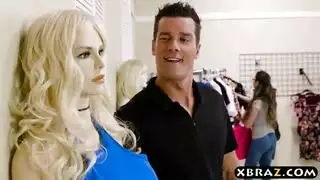 شقراء كبيرة الصدر تمارس الجنس بقوة في مشهد إباحي لا يُنسى
