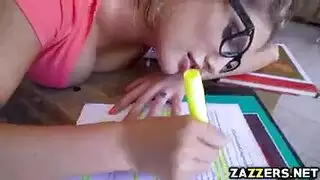 طالب مارس الجنس من قبل رجل لأنه أكد من كتاب تعلم جدا