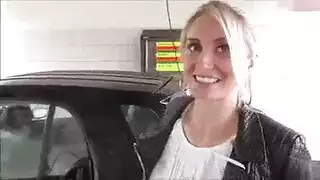 حفلة جنس قذرة في غسيل السيارات بأجساد مبللة ومالحة