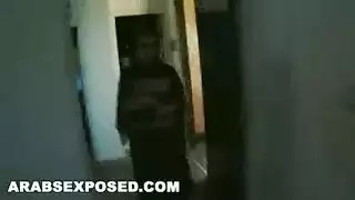 فتاة شقراء مذهلة تمص قضيبًا ضخمًا بعمق حتى يقذف بقوة