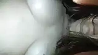 الزوجة المثيرة ذات المظهر الأكاديمي تستمتع بقذف على وجهها من البلع العميق