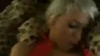 عاهرة شقراء تتوسل لشفط الحلمات واختراق عنيف