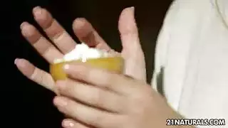 جنس هاتفي ساخن: قضيب مغروس بقوة في فرجها المبلل