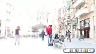 عاهرة شقراء مرتدية الأحمر تظهر فرجها في العلن
