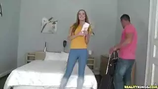 لا تستطيع التوقف عن الضحك بينما يدك نقطة الإثارة لديها