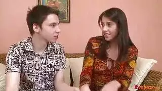 مراهق يعود للمنزل ليأخذ درس رياضيات صارم