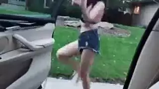 ياخد صحبيته من شعره وينبيه